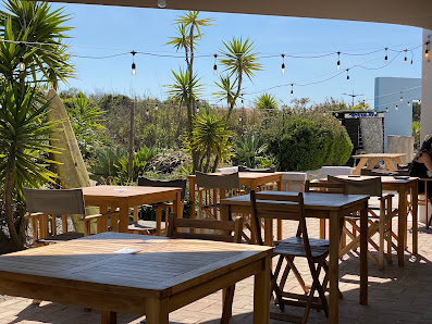 Bar restaurante Three Little Birds in Sagres, Algarve — photo 2 of 12