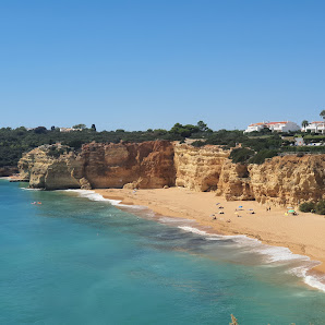 Strand mit felsendurchgang in Porches, Algarve — photo 2 of 5