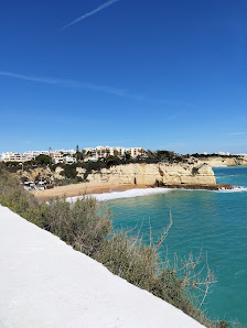 Strand mit felsendurchgang in Porches, Algarve — photo 3 of 5