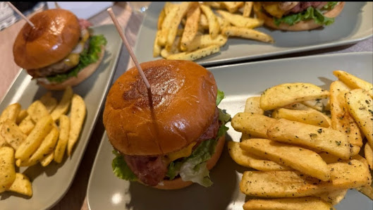 Álef Burger Bar in Faro, Algarve — photo 5 of 10