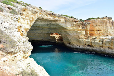 Praia da Cama da Vaca in Carvoeiro, Algarve — photo 2 of 4