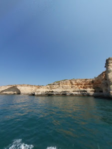 Praia da Cama da Vaca in Carvoeiro, Algarve — photo 3 of 4