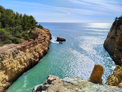 Praia do Vale Espinhaço in Carvoeiro, Algarve — photo 2 of 5