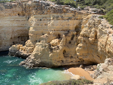 Praia do Vale Espinhaço in Carvoeiro, Algarve — photo 3 of 5