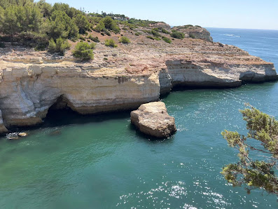 Praia do Vale Espinhaço in Carvoeiro, Algarve — photo 4 of 5