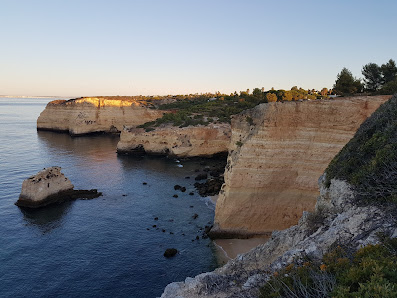 Praia de Vale dos Currais in Carvoeiro, Algarve — photo 2 of 5