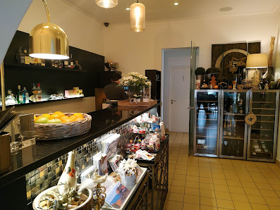 Decadente Lounge&Shop in Carvoeiro, Algarve — photo 5 of 6